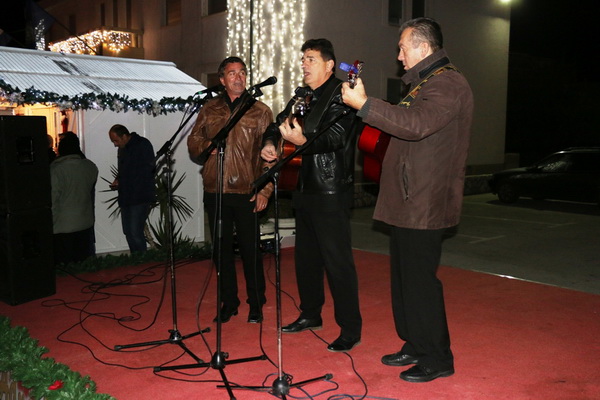 Paljenjem prve adventske svijeće i prigodnim zabavnim programom započela manifestacija Advent na otoku Viru