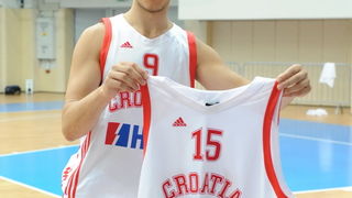 Zadar, 220810.
U sportskom centru Visnjik danas su predstavljeni adidas dresovi hrvatske kosarkaske reprezentacije u kojima ce nastupati na svjetskom prvenstvu u kosarci u Turskoj. Ujedno to je i pocetak cetvorogodisnje sponzorske suradnje adidasa i Hrvat Zadar, 220810.
U sportskom centru Visnjik danas su predstavljeni adidas dresovi hrvatske kosarkaske reprezentacije u kojima ce nastupati na svjetskom prvenstvu u kosarci u Turskoj. Ujedno to je i pocetak cetvorogodisnje sponzorske suradnje adidasa i Hrvat