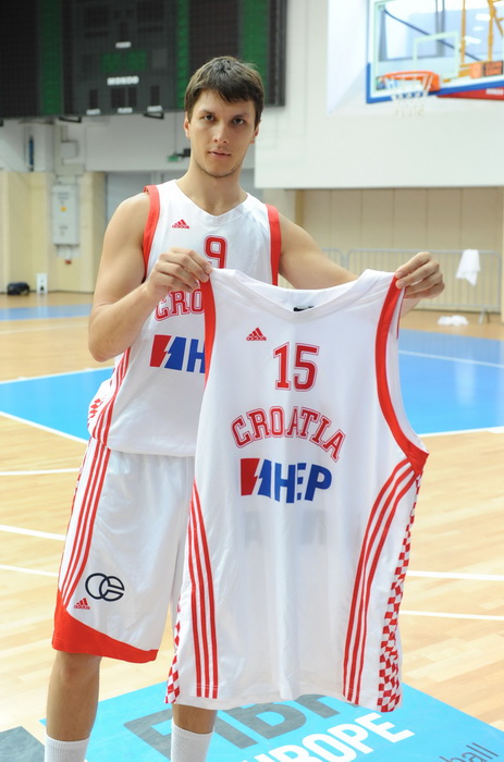 Zadar, 220810.
U sportskom centru Visnjik danas su predstavljeni adidas dresovi hrvatske kosarkaske reprezentacije u kojima ce nastupati na svjetskom prvenstvu u kosarci u Turskoj. Ujedno to je i pocetak cetvorogodisnje sponzorske suradnje adidasa i Hrvat Zadar, 220810.
U sportskom centru Visnjik danas su predstavljeni adidas dresovi hrvatske kosarkaske reprezentacije u kojima ce nastupati na svjetskom prvenstvu u kosarci u Turskoj. Ujedno to je i pocetak cetvorogodisnje sponzorske suradnje adidasa i Hrvat