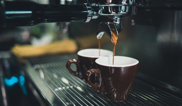 Kava – ako bez nje ne možete preživjeti dan, bit će vam drago čuti da vaša jetra ima neke koristi od kave. Studije pokazuju da, pijenje dvije do tri šalice dnevno, može zaštititi jetru od oštećenja uzrokovanih od previše alkohola ili nezdravom prehranom.