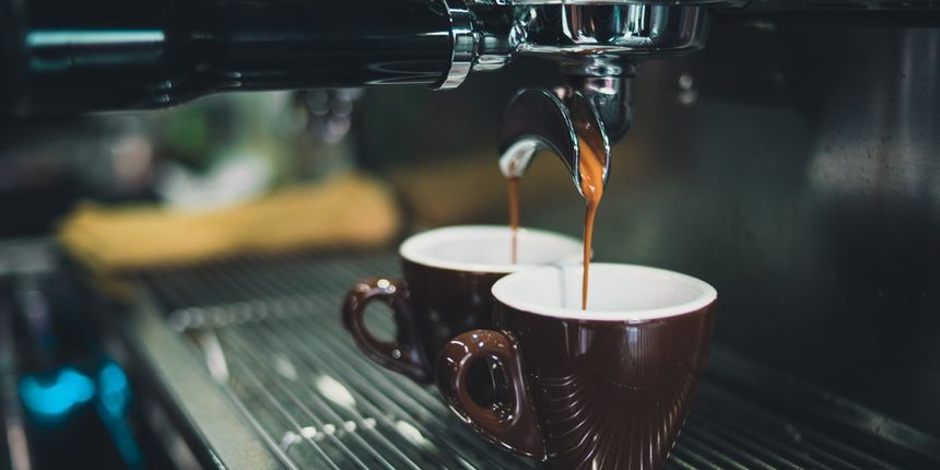 Kava – ako bez nje ne možete preživjeti dan, bit će vam drago čuti da vaša jetra ima neke koristi od kave. Studije pokazuju da, pijenje dvije do tri šalice dnevno, može zaštititi jetru od oštećenja uzrokovanih od previše alkohola ili nezdravom prehranom. Kava – ako bez nje ne možete preživjeti dan, bit će vam drago čuti da vaša jetra ima neke koristi od kave. Studije pokazuju da, pijenje dvije do tri šalice dnevno, može zaštititi jetru od oštećenja uzrokovanih od previše alkohola ili nezdravom prehranom.