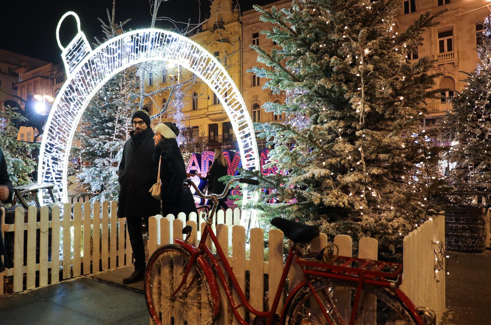 Zagrebački Advent ove godine pun je svjetla i šarenila