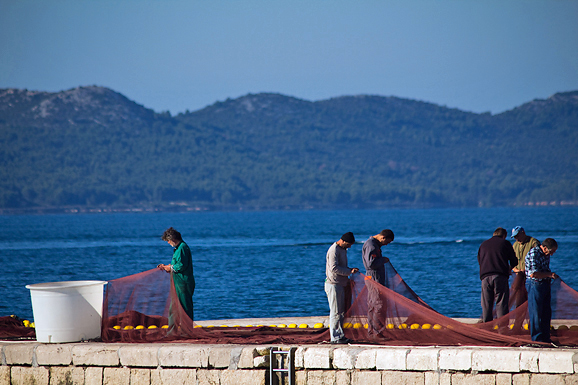 Ribar krpa mrižu svoju (foto:Saša Čuka) Ribar krpa mrižu svoju (foto:Saša Čuka)