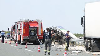 Cisterna s gorivom izletjela s autoceste nakon sudara s tegljačem