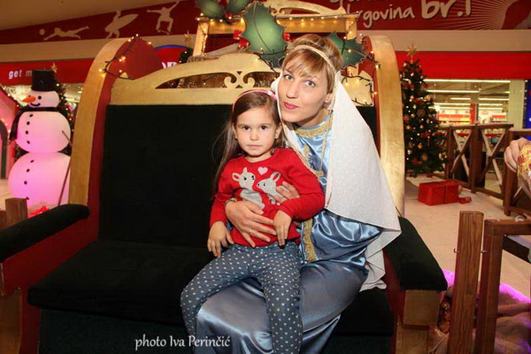 Sv. Luce razveselila mališane u Supernova centru, Foto: Iva Perinčić Sv. Luce razveselila mališane u Supernova centru, Foto: Iva Perinčić