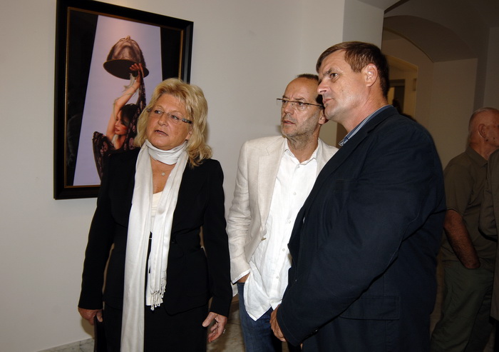 Zagreb, 160910.
Otvorenje izlozbe Dimitrija Popovica SALOMA u muzeju Mimara. U programu otvorenja sudjelovala je Severina. Na fotografiji: Drazen Lalic i Mani Gotovac.
Foto: Zeljko Grgic / CROPIX Zagreb, 160910.
Otvorenje izlozbe Dimitrija Popovica SALOMA u muzeju Mimara. U programu otvorenja sudjelovala je Severina. Na fotografiji: Drazen Lalic i Mani Gotovac.
Foto: Zeljko Grgic / CROPIX