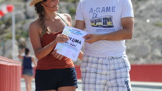 Maslenicki most, Zadar, 010712.
Doris Pincic, zvijezda Larinog izbora, svojim skokom je otvorila sezonu bungee skokova sa Maslenickog mosta. Svake godine sezona skokova se otvara skokovima poznatih osoba i novinara.
Na fotografiji: Doris Pincic s deckom B