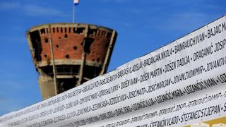 Na Mitnici postavljen banner dužine 210 metara s imenima heroja Vukovara, Foto: Davor Javorović/PIXSELL Na Mitnici postavljen banner dužine 210 metara s imenima heroja Vukovara, Foto: Davor Javorović/PIXSELL