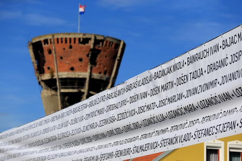 Na Mitnici postavljen banner dužine 210 metara s imenima heroja Vukovara, Foto: Davor Javorović/PIXSELL Na Mitnici postavljen banner dužine 210 metara s imenima heroja Vukovara, Foto: Davor Javorović/PIXSELL