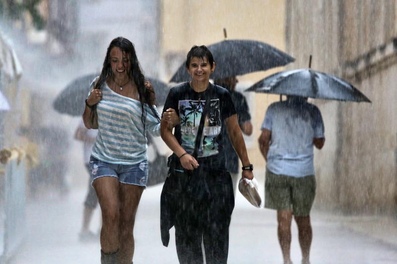 Opis  30.07.2014., Zadar – Ciklona Melisa jutros je na zadarsko podrucje donijela snazno nevrijeme praceno kisom i grmljavinom. Photo: Filip Brala/PIXSELL Autor  Filip Brala/PIXSELL Ključne riječi  ciklona, melisa, fronta, kisa, nevrijeme