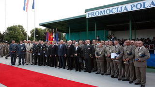 Vukovar, 250610.
U povodu Dana drzavnosti Republike Hrvatske obiljezen  zavrsetak skolovanja polaznika vojnih skola za potrebe Oruzanih snaga. Na fotografiji drzavni vrh se fotografirao sa najboljim polaznicima.
Foto: Damir Glibusic / CROPIX