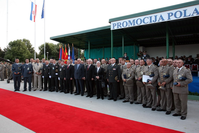 Vukovar, 250610.
U povodu Dana drzavnosti Republike Hrvatske obiljezen  zavrsetak skolovanja polaznika vojnih skola za potrebe Oruzanih snaga. Na fotografiji drzavni vrh se fotografirao sa najboljim polaznicima.
Foto: Damir Glibusic / CROPIX