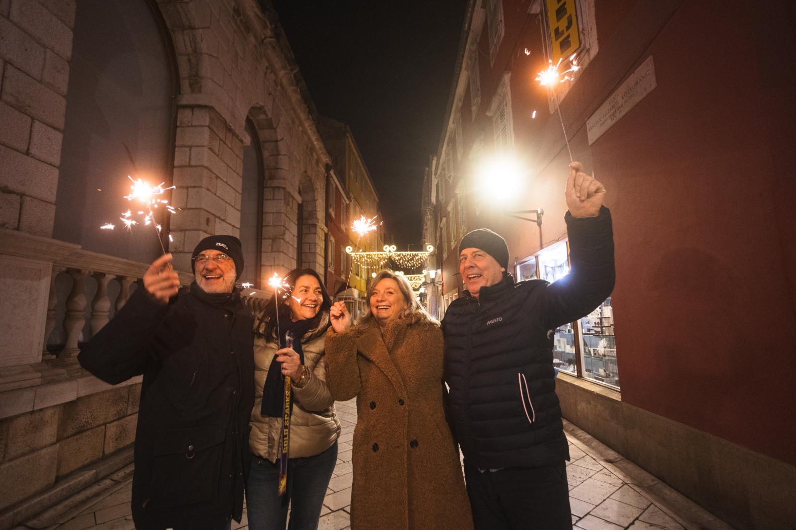 Građani na ulicama Zadra poštujući mjere dočekali 2021. godinu
