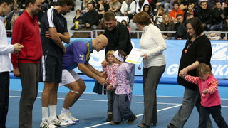 Osijek, 091210.
U osjeckoj dvorani Gradski vrt odigrat ce se humanitarni teniski spektakl, odnosno dvoboj Gorana Ivanisevica i Ivana Ljubicica. Cilj cijele manifestacije je humanitarnog karaktera. Prikupljena sredstva ici ce za pomoc pri lijecenju hrvats Osijek, 091210.
U osjeckoj dvorani Gradski vrt odigrat ce se humanitarni teniski spektakl, odnosno dvoboj Gorana Ivanisevica i Ivana Ljubicica. Cilj cijele manifestacije je humanitarnog karaktera. Prikupljena sredstva ici ce za pomoc pri lijecenju hrvats