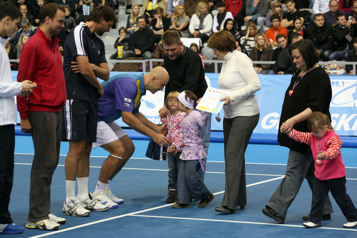 Osijek, 091210.
U osjeckoj dvorani Gradski vrt odigrat ce se humanitarni teniski spektakl, odnosno dvoboj Gorana Ivanisevica i Ivana Ljubicica. Cilj cijele manifestacije je humanitarnog karaktera. Prikupljena sredstva ici ce za pomoc pri lijecenju hrvats Osijek, 091210.
U osjeckoj dvorani Gradski vrt odigrat ce se humanitarni teniski spektakl, odnosno dvoboj Gorana Ivanisevica i Ivana Ljubicica. Cilj cijele manifestacije je humanitarnog karaktera. Prikupljena sredstva ici ce za pomoc pri lijecenju hrvats