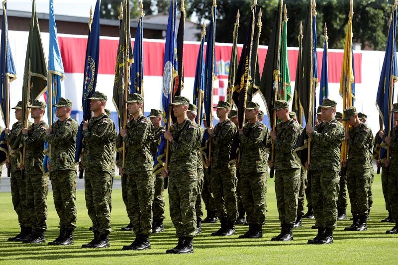 Svečano postrojavanje na stadionu u Kranjčevićevoj u povodu Dana Oružanih snaga Republike Hrvatske. Foto. PIXSELL Svečano postrojavanje na stadionu u Kranjčevićevoj u povodu Dana Oružanih snaga Republike Hrvatske. Foto. PIXSELL