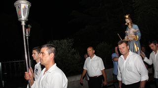 Na Stanovima se Kraljica mira slavi već preko 20 godina, a sinoćnjim misnim slavljem, procesijom i kasnije koncertom na školskom igralištu Stanarci su proslavili još jednu feštu. Koncert su održali grupa Dalmatico i Ivica Sikirić Ićo, foto: I. Perinčić Na Stanovima se Kraljica mira slavi već preko 20 godina, a sinoćnjim misnim slavljem, procesijom i kasnije koncertom na školskom igralištu Stanarci su proslavili još jednu feštu. Koncert su održali grupa Dalmatico i Ivica Sikirić Ićo, foto: I. Perinčić