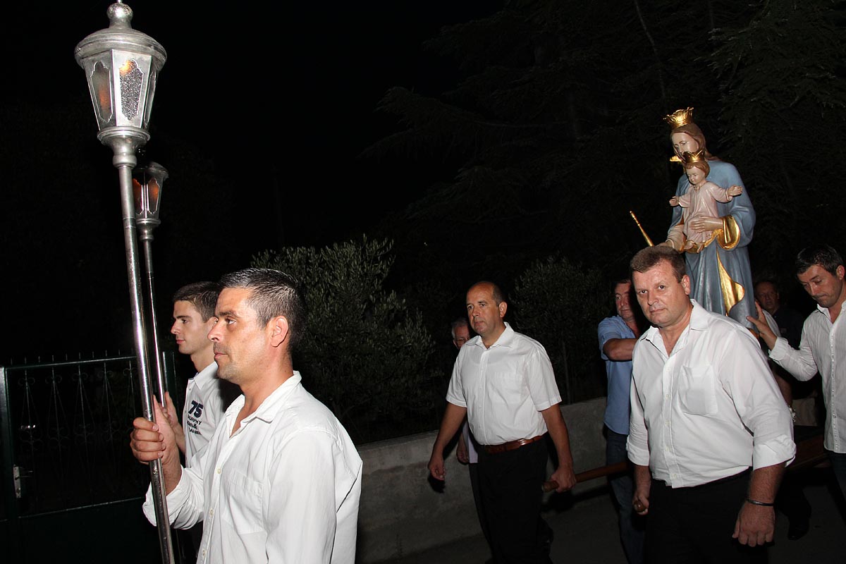 Na Stanovima se Kraljica mira slavi već preko 20 godina, a sinoćnjim misnim slavljem, procesijom i kasnije koncertom na školskom igralištu Stanarci su proslavili još jednu feštu. Koncert su održali grupa Dalmatico i Ivica Sikirić Ićo, foto: I. Perinčić Na Stanovima se Kraljica mira slavi već preko 20 godina, a sinoćnjim misnim slavljem, procesijom i kasnije koncertom na školskom igralištu Stanarci su proslavili još jednu feštu. Koncert su održali grupa Dalmatico i Ivica Sikirić Ićo, foto: I. Perinčić