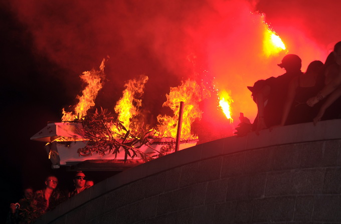 Pag, 280712. 
Pazani i njihovi gosti ove su godine odrzali dvije karnevalske veceri i na kraju spalili mesopusta Marka i bacili ga s mosta u more. Neizostavni dio paskog karnevala je pasko kolo. Izmedju dva svjetska rata (1924. godine) zadarski glazbenik