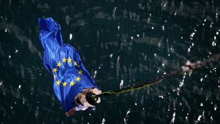 30.06.2013., Zadar – Povodom ulaska Republike Hrvatske u Europsku uniju mladic i djevojka skocili su s Maslenickog mosta sa zastavom Europske unije, dok je mladi Britanac skocio sa hrvatskom zastavom. Photo: Filip Brala/PIXSELL Autor  Filip Brala/PIXSEL