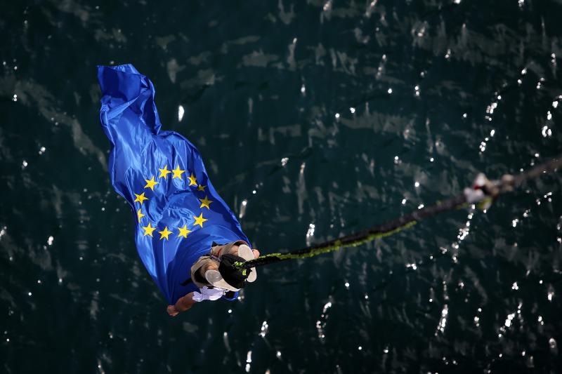 30.06.2013., Zadar – Povodom ulaska Republike Hrvatske u Europsku uniju mladic i djevojka skocili su s Maslenickog mosta sa zastavom Europske unije, dok je mladi Britanac skocio sa hrvatskom zastavom. Photo: Filip Brala/PIXSELL Autor  Filip Brala/PIXSEL