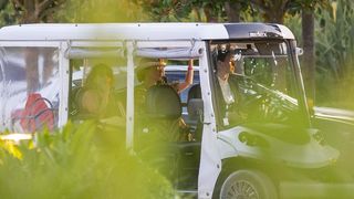 Kylie Minogue viđena kako u opuštenom izdanju izlazi iz luksuzne vile u Rovinju