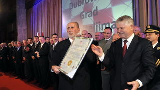 Dubrovnik, 051211.
Veceras je odrzana svecana akademija dubrovackih branitelja ’91 u sportskoj dvorani u Gospinu polju.
Na slici umirovljeni general bojnik Nojko Marinovic prima priznanje od dubrovackog gradonacelnika Andra Vlahusica.
Foto: Tonci Plazibat Dubrovnik, 051211.
Veceras je odrzana svecana akademija dubrovackih branitelja ’91 u sportskoj dvorani u Gospinu polju.
Na slici umirovljeni general bojnik Nojko Marinovic prima priznanje od dubrovackog gradonacelnika Andra Vlahusica.
Foto: Tonci Plazibat