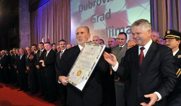 Dubrovnik, 051211.
Veceras je odrzana svecana akademija dubrovackih branitelja ’91 u sportskoj dvorani u Gospinu polju.
Na slici umirovljeni general bojnik Nojko Marinovic prima priznanje od dubrovackog gradonacelnika Andra Vlahusica.
Foto: Tonci Plazibat