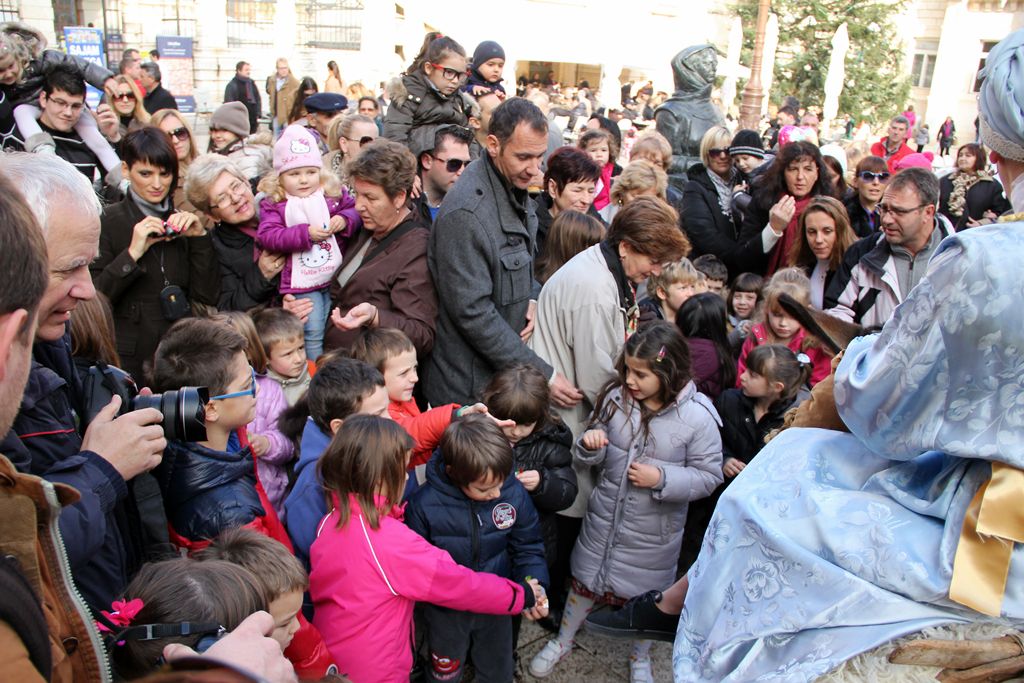 Sveta Luce oduševila mališane u gradu