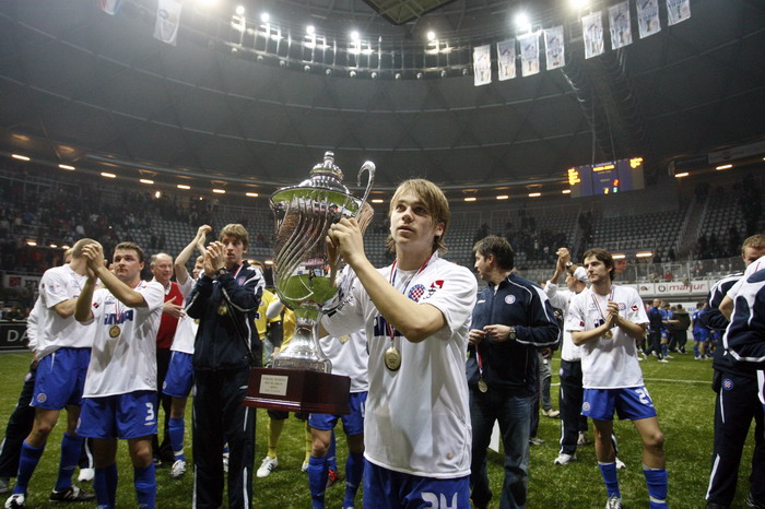 Mario Ticinovic s peharom, Jure Miskovic / CROPIX