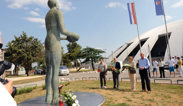 Zadar, 250511
KK Zadar jutros su povodom 16. obljetnice smrti Kresimira Cosica polozilo cvijece na njegov spomenik ispred dvorane u sklopu SRC Visnjik.
Foto: Andrija Lucic / Cropix