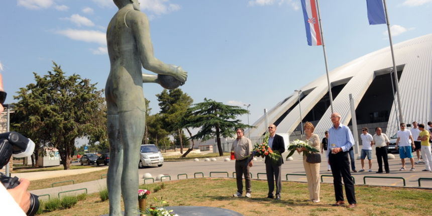 Zadar, 250511
KK Zadar jutros su povodom 16. obljetnice smrti Kresimira Cosica polozilo cvijece na njegov spomenik ispred dvorane u sklopu SRC Visnjik.
Foto: Andrija Lucic / Cropix Zadar, 250511
KK Zadar jutros su povodom 16. obljetnice smrti Kresimira Cosica polozilo cvijece na njegov spomenik ispred dvorane u sklopu SRC Visnjik.
Foto: Andrija Lucic / Cropix
