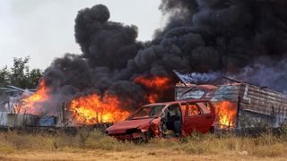 Veliki požar kod Smokovića zahvatio i parkirane automobile