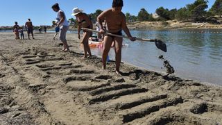 Uz vodstvo kipara mentora na plažama su djeca i odrasli gradili poznate ninske crkvice, glagoljaške natpise i druge figure