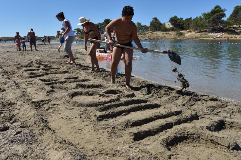 Uz vodstvo kipara mentora na plažama su djeca i odrasli gradili poznate ninske crkvice, glagoljaške natpise i druge figure