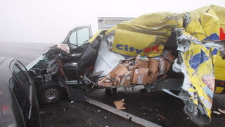 Zagreb, 161111.
Zagrebacka obilaznica, smjer istok, na mostu prije cvora Ivanja Reka, u jutrosnjoj magli oko 7 i 30 sati , sudarilo se dvadesetak automobila, a ozlijedjeno je vise osoba.
Foto: Goran Mehkek / Cropix