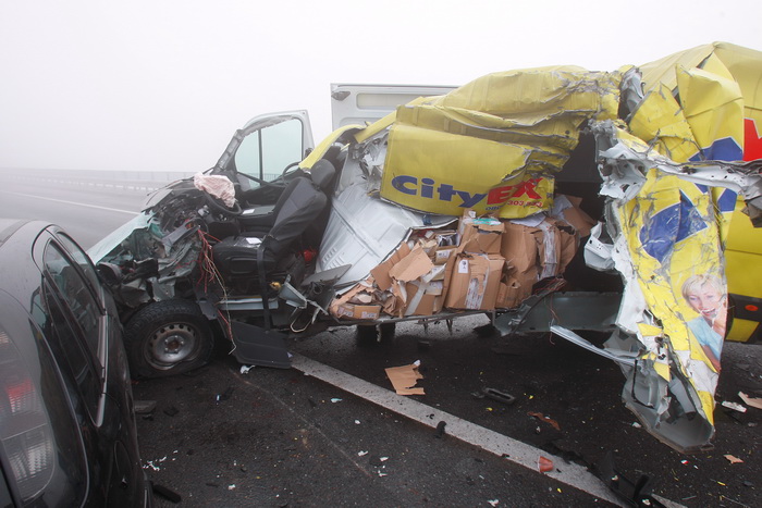 Zagreb, 161111.
Zagrebacka obilaznica, smjer istok, na mostu prije cvora Ivanja Reka, u jutrosnjoj magli oko 7 i 30 sati , sudarilo se dvadesetak automobila, a ozlijedjeno je vise osoba.
Foto: Goran Mehkek / Cropix