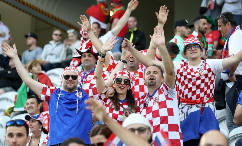 Hrvatski navijači okupirali Lens uoči utakmice s Portugalom, Photo: PIXSELL Hrvatski navijači okupirali Lens uoči utakmice s Portugalom, Photo: PIXSELL
