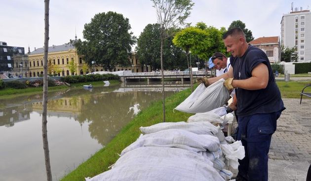10.06.2013., Vukovar – Vodostaj Dunava u stalnom je porastu, a za vrhunac vodenog vala, koji se u Hrvatskoj ocekuje u petak, spremni su u stozeru za obranu od poplava Vukovarsko-srijemske zupanije. Proglasene su redovne mjere obrane od poplava, a vodite