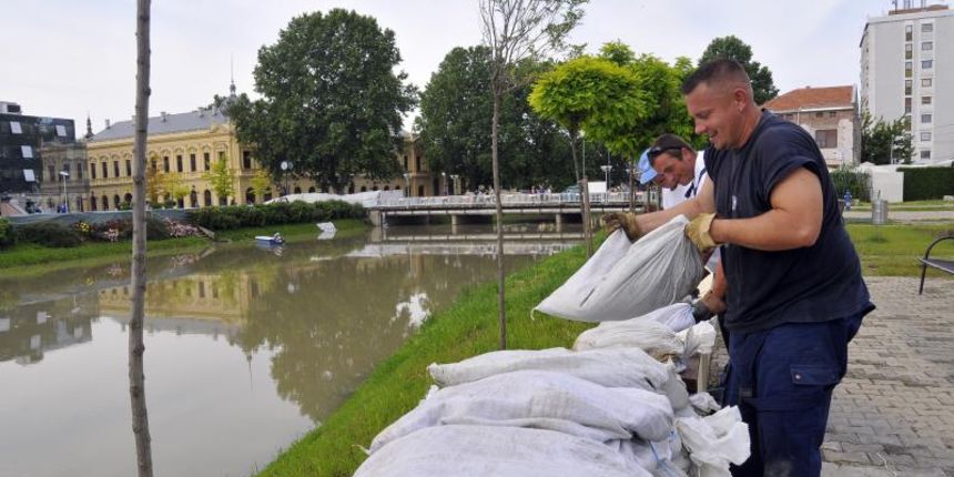 10.06.2013., Vukovar – Vodostaj Dunava u stalnom je porastu, a za vrhunac vodenog vala, koji se u Hrvatskoj ocekuje u petak, spremni su u stozeru za obranu od poplava Vukovarsko-srijemske zupanije. Proglasene su redovne mjere obrane od poplava, a vodite