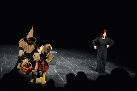 U Kazalištu lutaka Zadar odigrana je predstava “Čarobnjak iz Oza” u režiji Dražena Ferenčine. Foto: Iva Perinčić U Kazalištu lutaka Zadar odigrana je predstava “Čarobnjak iz Oza” u režiji Dražena Ferenčine. Foto: Iva Perinčić