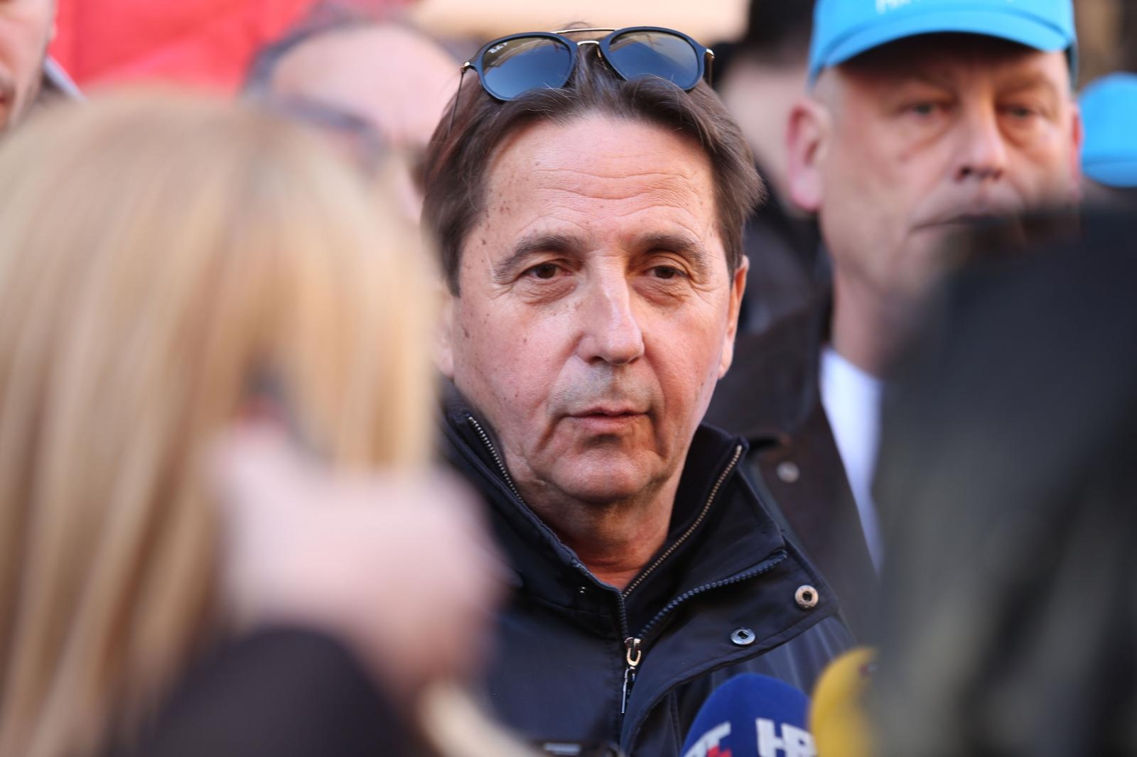 Ispred zgrade Županijskog suda održan skup podrške Stipi Petrini kojeg tuži sutkinja Maja Šupe Ispred zgrade Županijskog suda održan skup podrške Stipi Petrini kojeg tuži sutkinja Maja Šupe