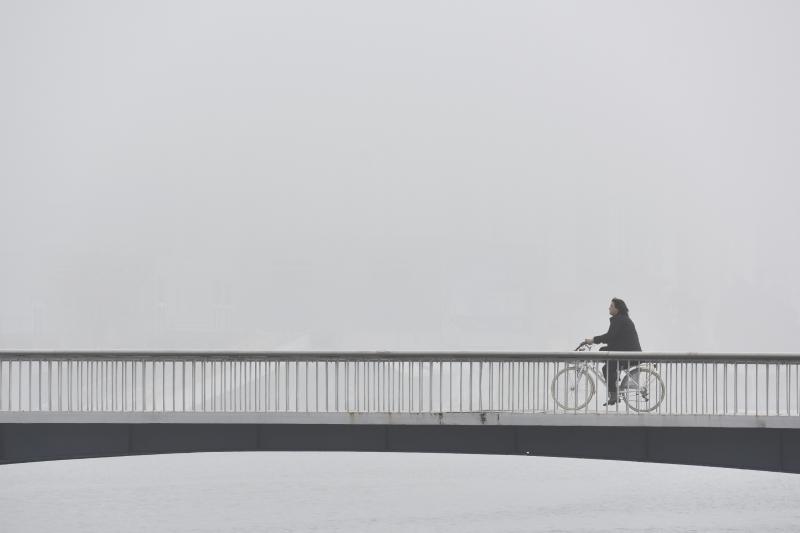 Zadar već treći dan okovan gustom maglom. Foto: Dino Stanin/Pixsell