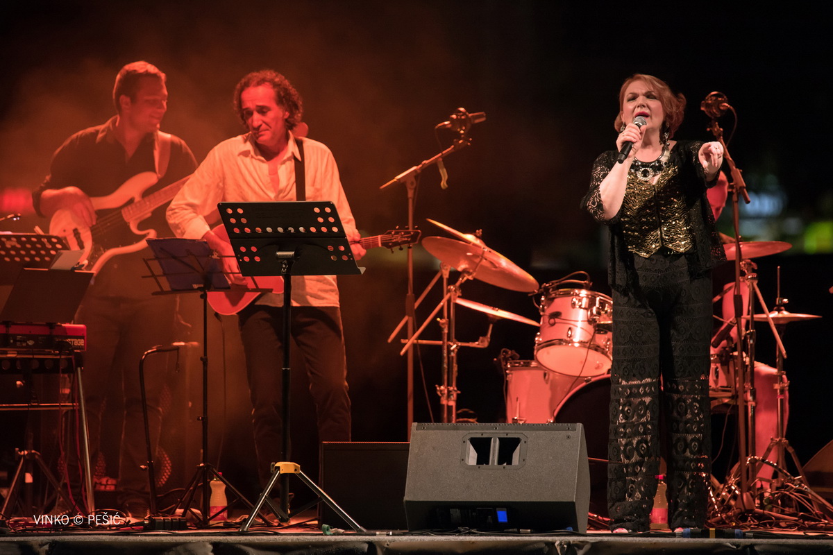 Zorica Kondža i klapa Cambi @ bazen Ilirije u Biogradu