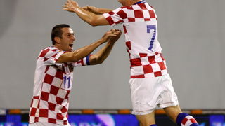 Zagreb, 050909.
Stadion u Maksimiru.
Kvalifikacijska nogometna utakmica skupine 6 za Svjetsko prvenstvo u Juznoj Africi 2010.
Hrvatska – Bjelorusija
Na fotografiji slijeva: Ivan Rakitic i Darijo Srna.
Foto: Ronald Gorsic / CROPIX