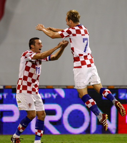 Zagreb, 050909.
Stadion u Maksimiru.
Kvalifikacijska nogometna utakmica skupine 6 za Svjetsko prvenstvo u Juznoj Africi 2010.
Hrvatska – Bjelorusija
Na fotografiji slijeva: Ivan Rakitic i Darijo Srna.
Foto: Ronald Gorsic / CROPIX