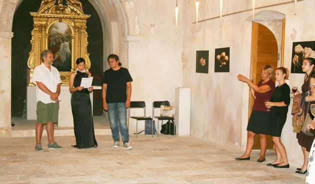 Pag: u crkvici Svetog Jurja otvorena izložba fotografija “Kamen i snovi” autora Josipa Portade