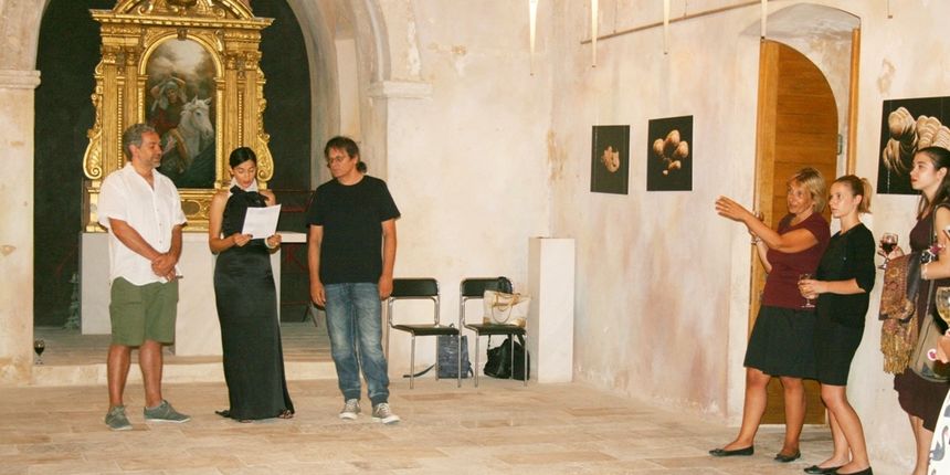 Pag: u crkvici Svetog Jurja otvorena izložba fotografija “Kamen i snovi” autora Josipa Portade Pag: u crkvici Svetog Jurja otvorena izložba fotografija “Kamen i snovi” autora Josipa Portade