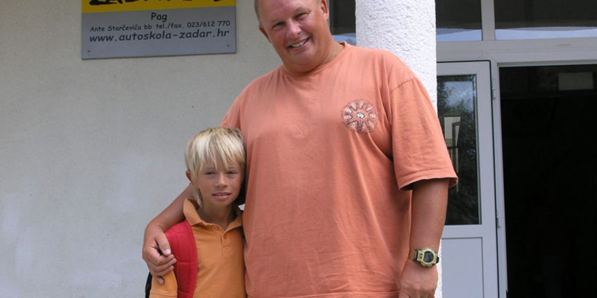 Pag, 100909.
Obitelj Mayer sa sjevera Njemacke u Pag je dosla na ljetovanje u svibnju ove godine, Pag ih je odusevio i ostali su zivjeti u kampu Simuni, a svoju imovinu u Njemackoj su prodali.
Na fotografiji: Marvin i njegov otac Sven.
Foto: Dijana Vuleta Pag, 100909.
Obitelj Mayer sa sjevera Njemacke u Pag je dosla na ljetovanje u svibnju ove godine, Pag ih je odusevio i ostali su zivjeti u kampu Simuni, a svoju imovinu u Njemackoj su prodali.
Na fotografiji: Marvin i njegov otac Sven.
Foto: Dijana Vuleta