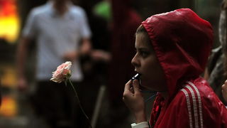 Skopje, 080611.
Veceras je u Skopju odrzan prosvjed protiv policijskog nasilja. Povod je ubojstvo 22-godisnjeg Martina Neshkovskog kojeg je u nedjelju navecer na trgu kada se slavila pobjeda nakon izbora, do smrti pretukao Igor Spasov, pripadnik makedons Skopje, 080611.
Veceras je u Skopju odrzan prosvjed protiv policijskog nasilja. Povod je ubojstvo 22-godisnjeg Martina Neshkovskog kojeg je u nedjelju navecer na trgu kada se slavila pobjeda nakon izbora, do smrti pretukao Igor Spasov, pripadnik makedons